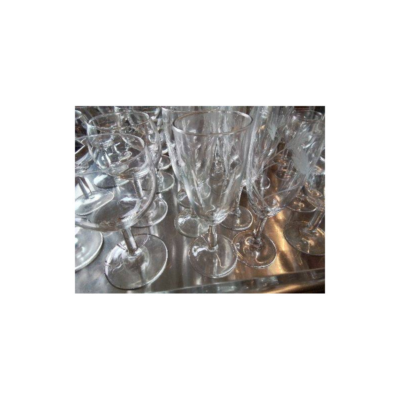 LOT DE 9 FLUTES A CHAMPAGNE 