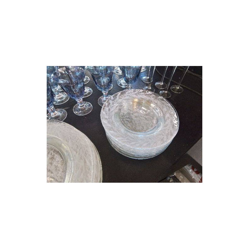 ASSIETE EN VERRE MOULÉ