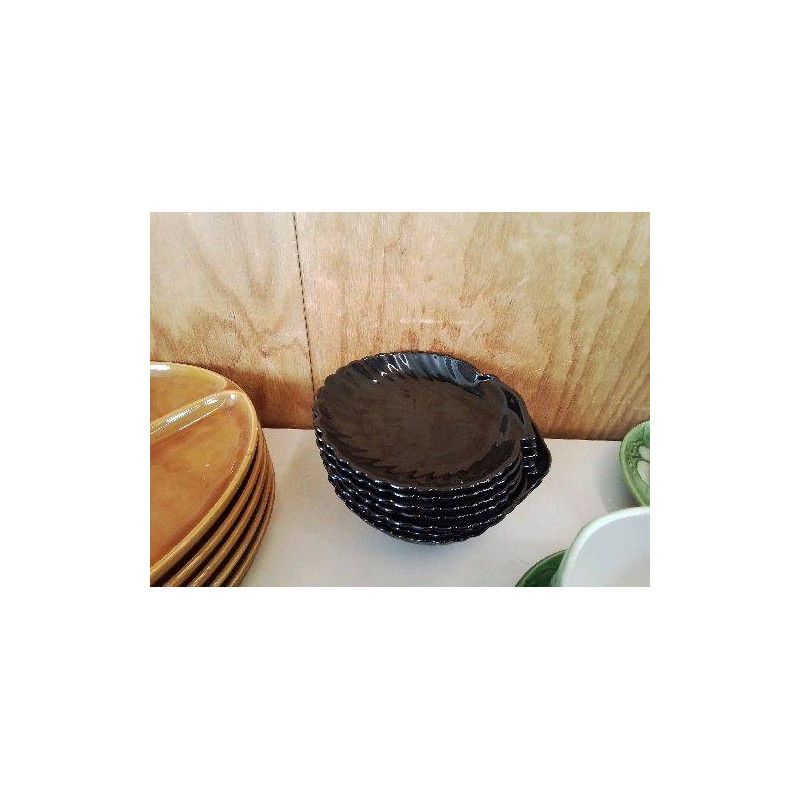 LOT DE 7 PLATS NOIR FORME COQUILLAGE 