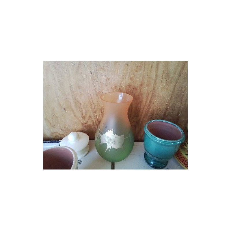 VASE EN VERRE COLORÉ AVEC TOUCHE DORÉ 