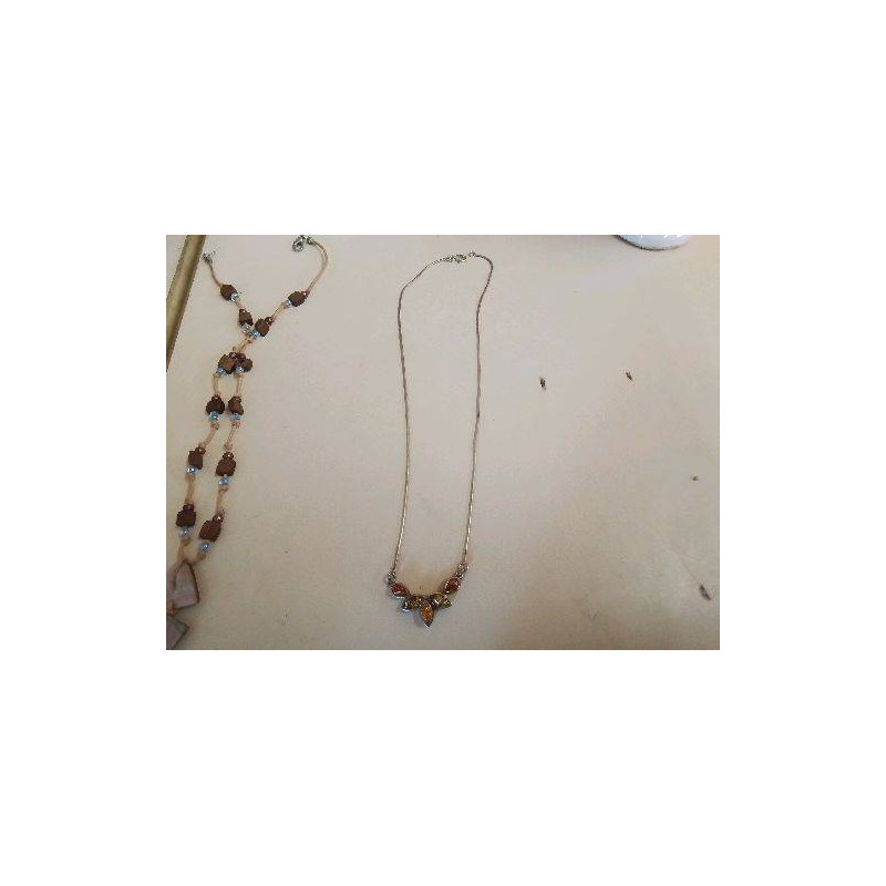 COLLIER AVEC DES PIERRES D’AMBRE
