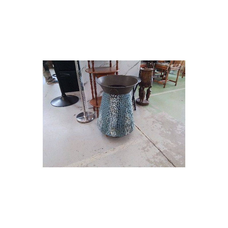 GRAND VASE EN TÔLE MARTELÉE