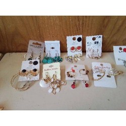 LOT DE BOUCLES D’OREILLES FANTAISIE