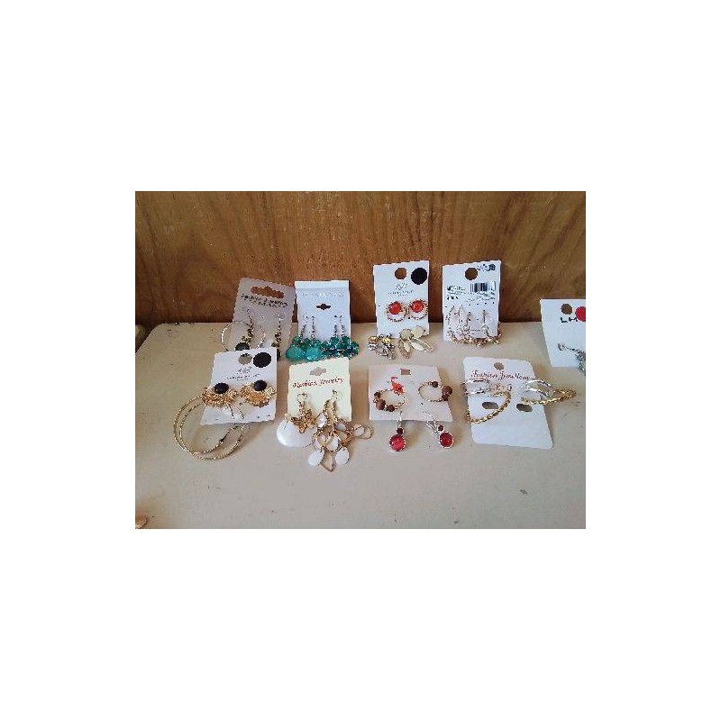 LOT DE BOUCLES D’OREILLES FANTAISIE