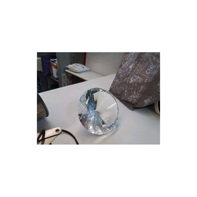 PRESSE PAPIER EN FORME DE DIAMANT 