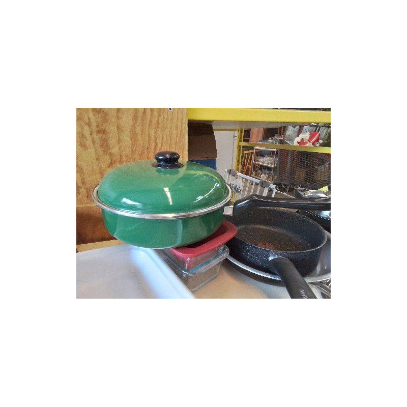 CASSEROLE EN TOLE ÉMAILLÉE 