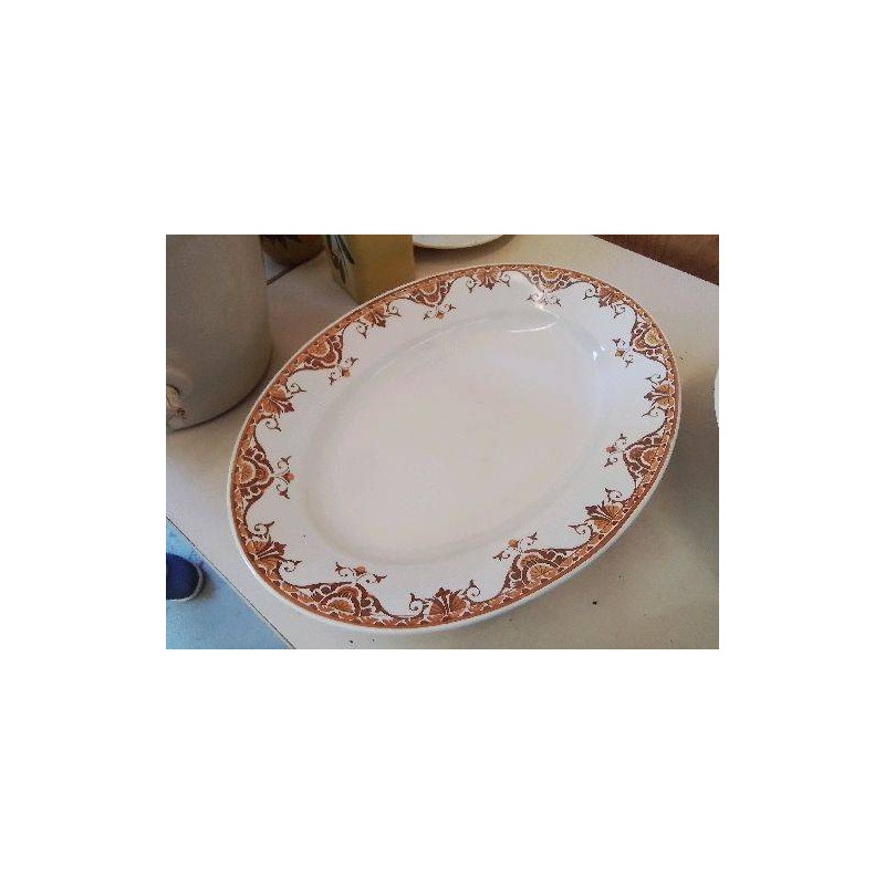 PLAT EN PORCELAINE 