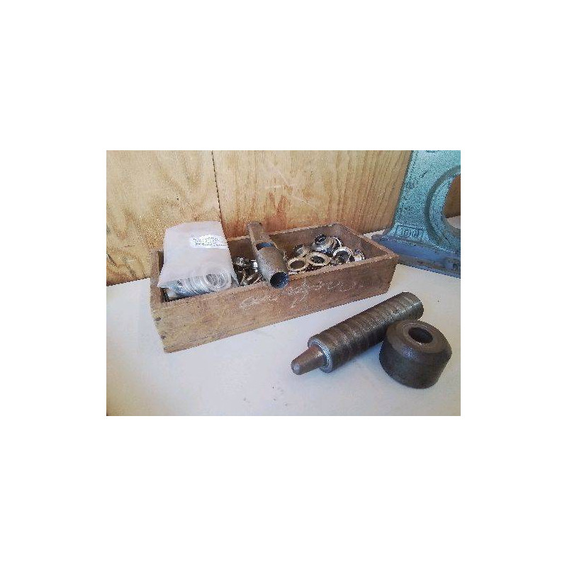 SET A POSER DES OEILLETS