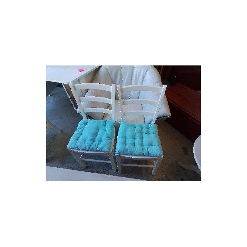CHAISE BLANCHE AVEC COUSSIN BLEU