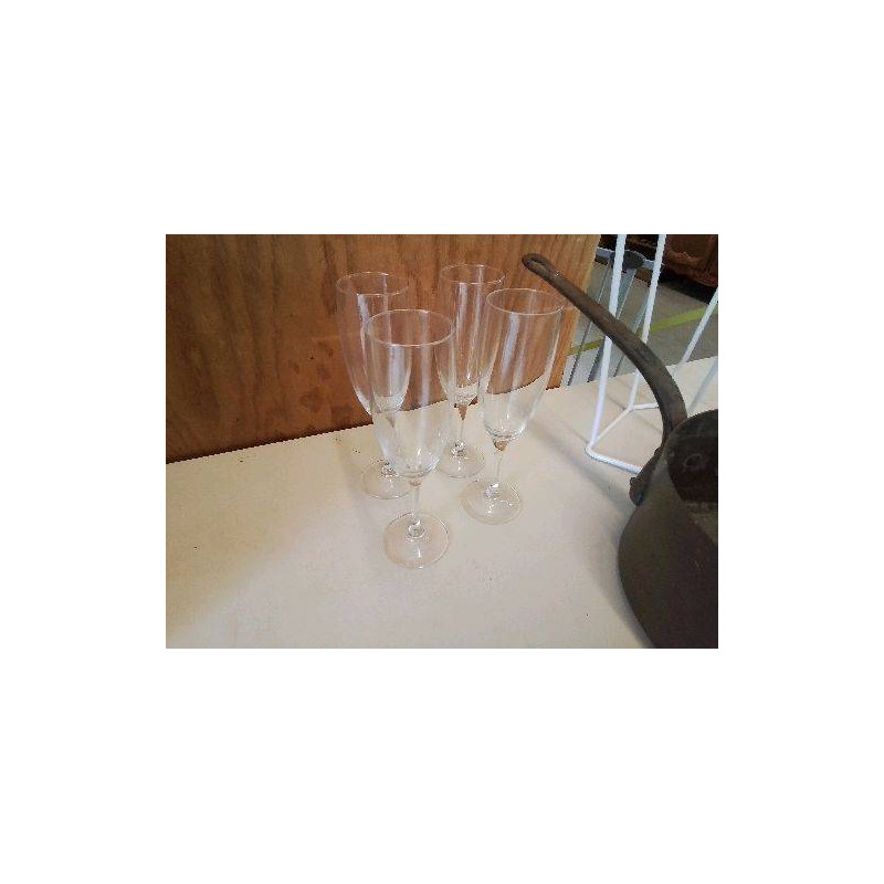 LOT  4 VERRES A PIED 