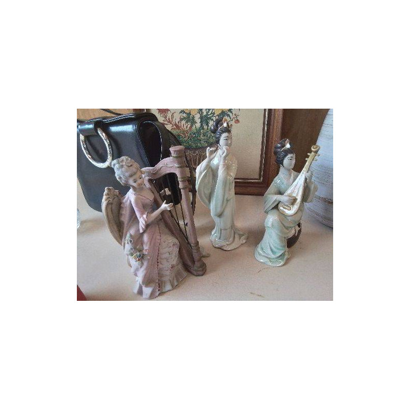 FIGURINE DE MUSICIENNE
