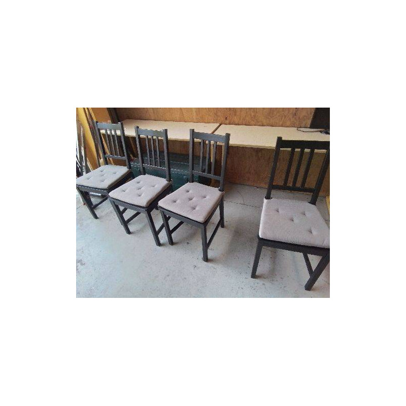 CHAISE NOIRE AVEC COUSSIN 