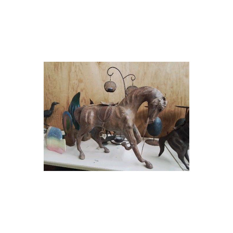 CHEVAL EN CUIR 