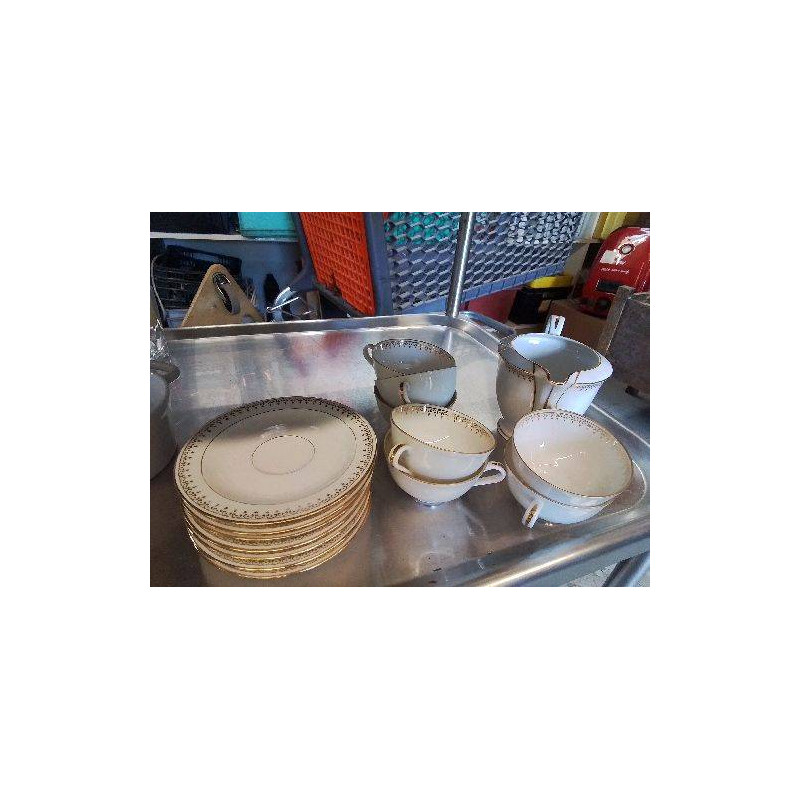 LOT 7 TASSES AVEC SOUCOUPES