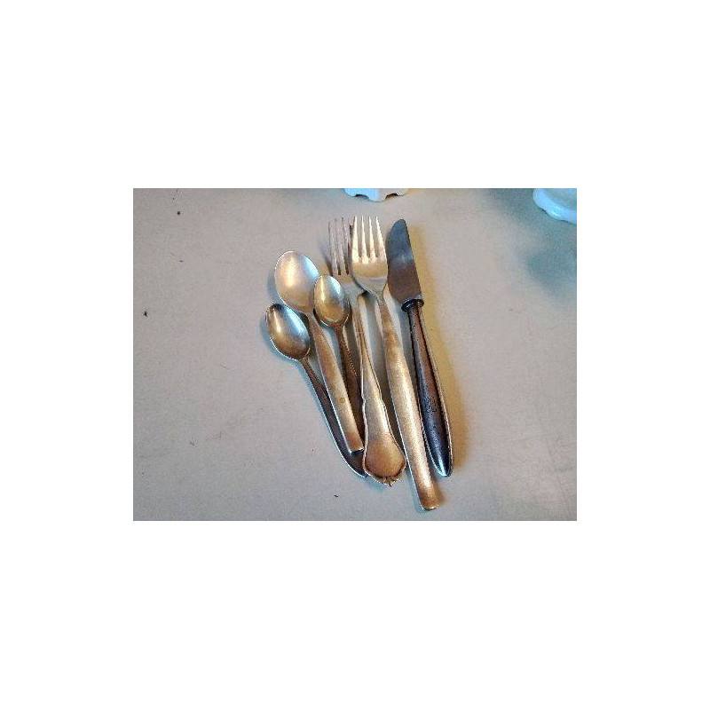 ENSEMBLE DE COUVERT EN METAL ARGENTÉ 