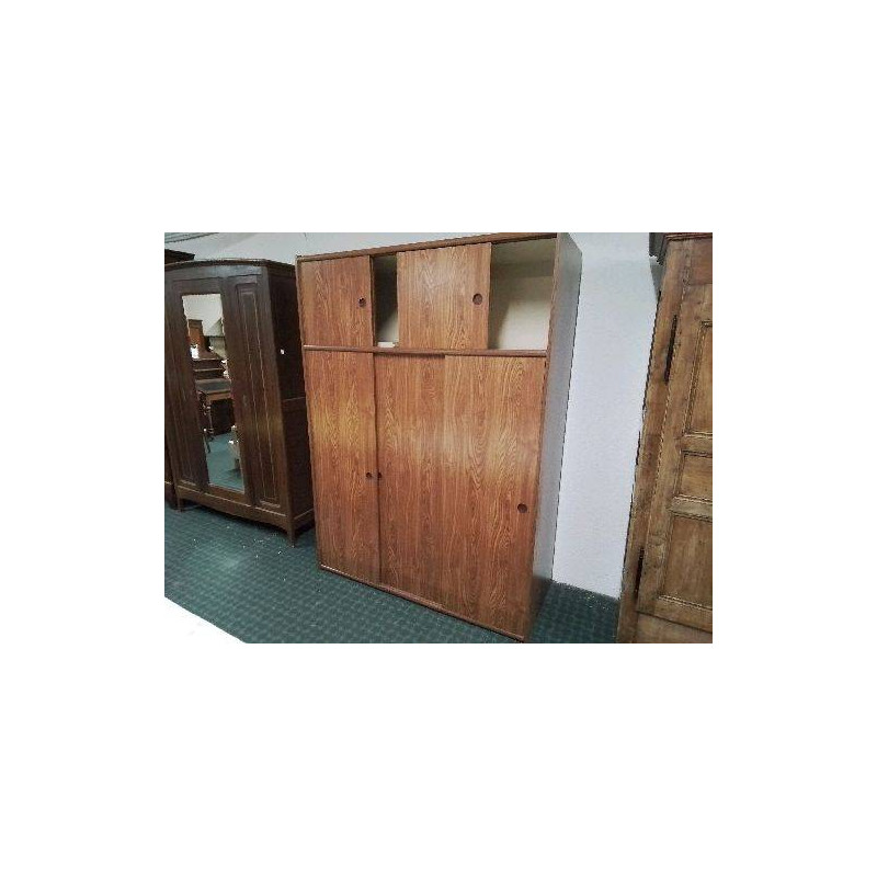 ARMOIRE EN AGGLOMÉRÉ 