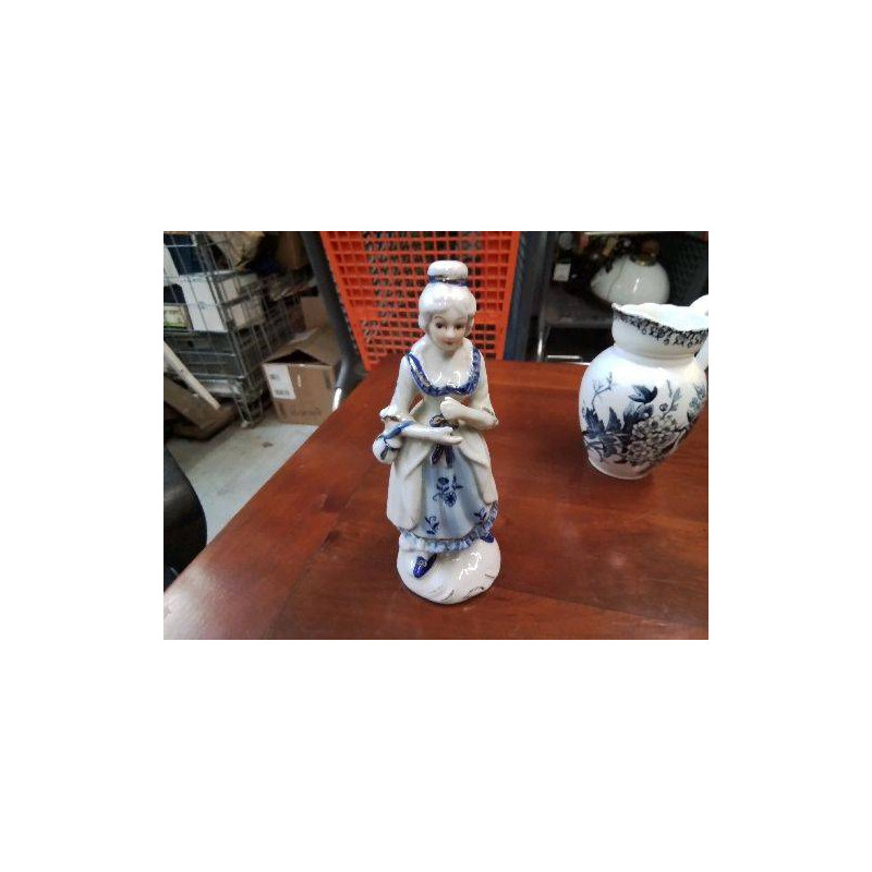 FIGURINE EN PORCALAINE 