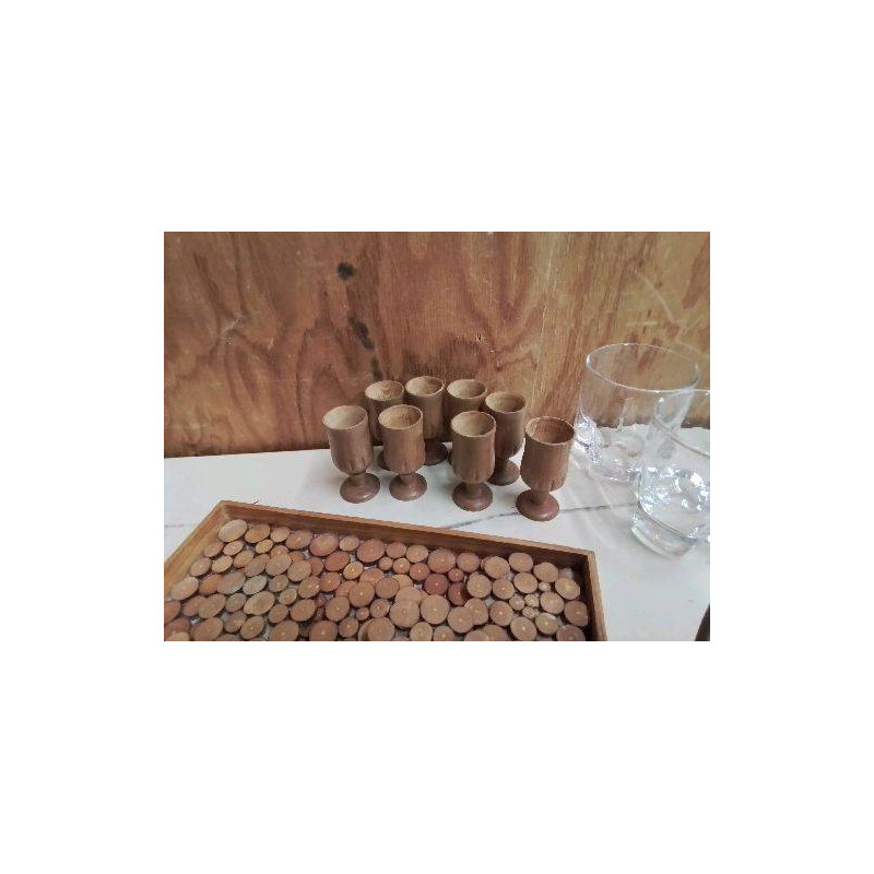 LOT DE 8 VERRE À LIQUEUR EN BOIS 