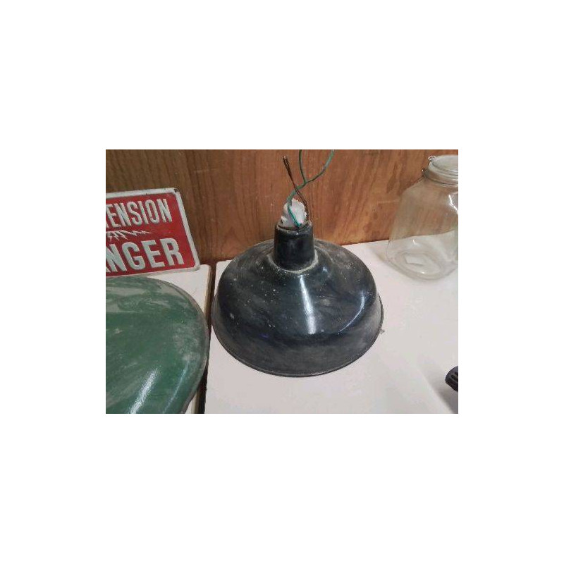 LAMPE EN TÔLE  NOIRE