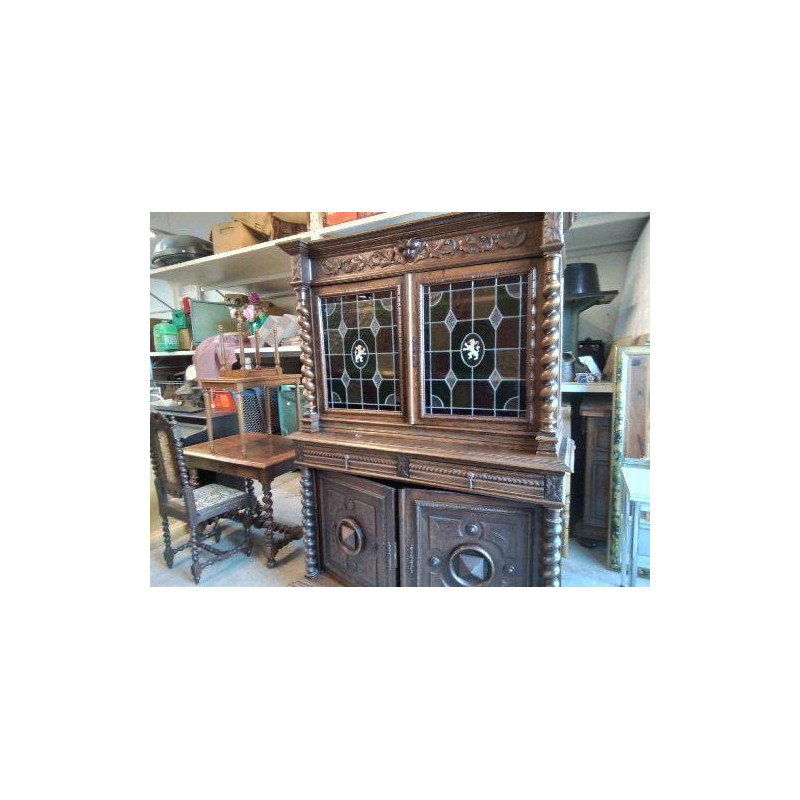 BUFFET ANCIEN AVEC VITRAUX 