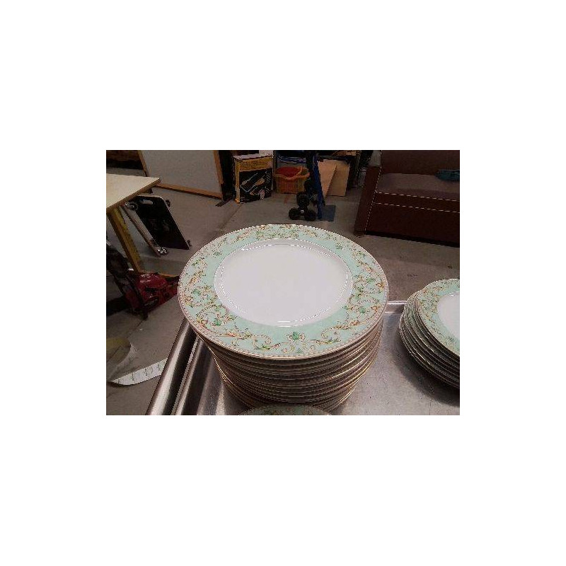 LOT DE 5 ASSIETTES PLATES EN PORCELAINE 