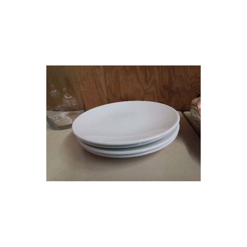 LOT DE 4 ASSIETTES BLANCHES 