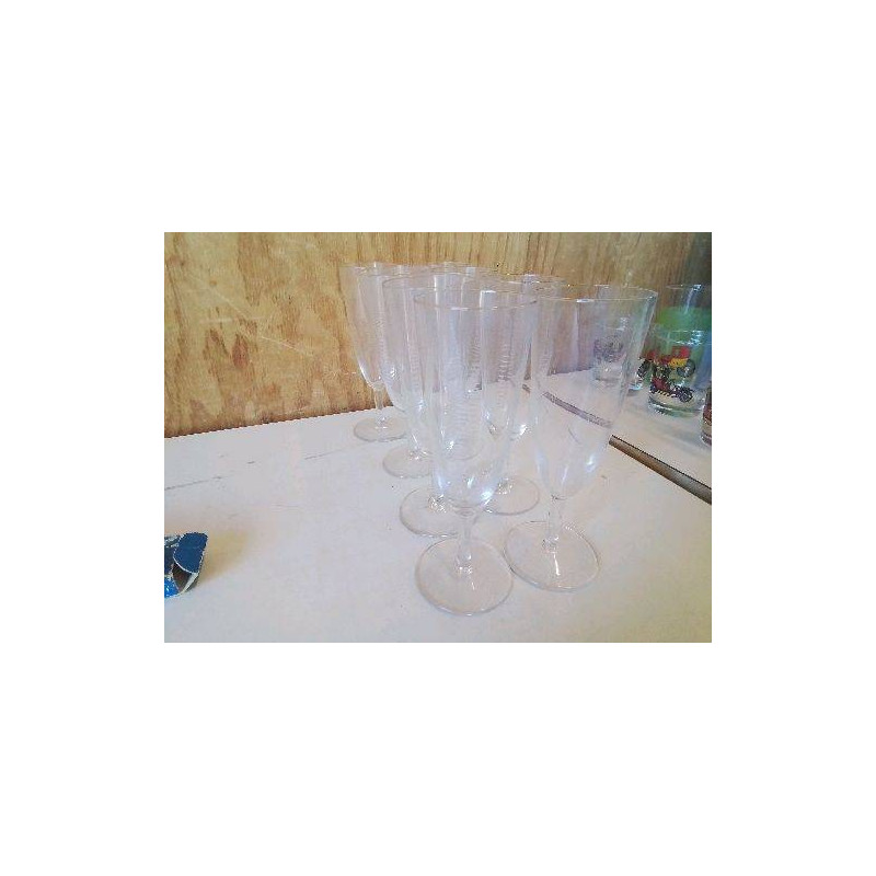 LOT DE 8 FLUTES A CHAMPAGNE 
