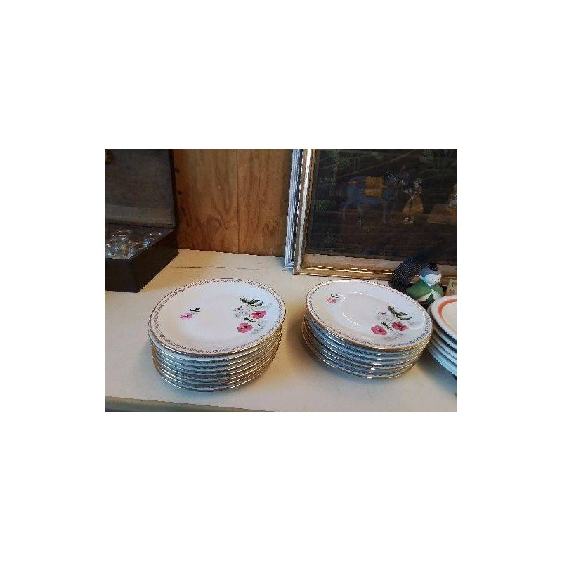 LOT DE 8 ASSIETTES À DESSERT MOTIF FLORAL