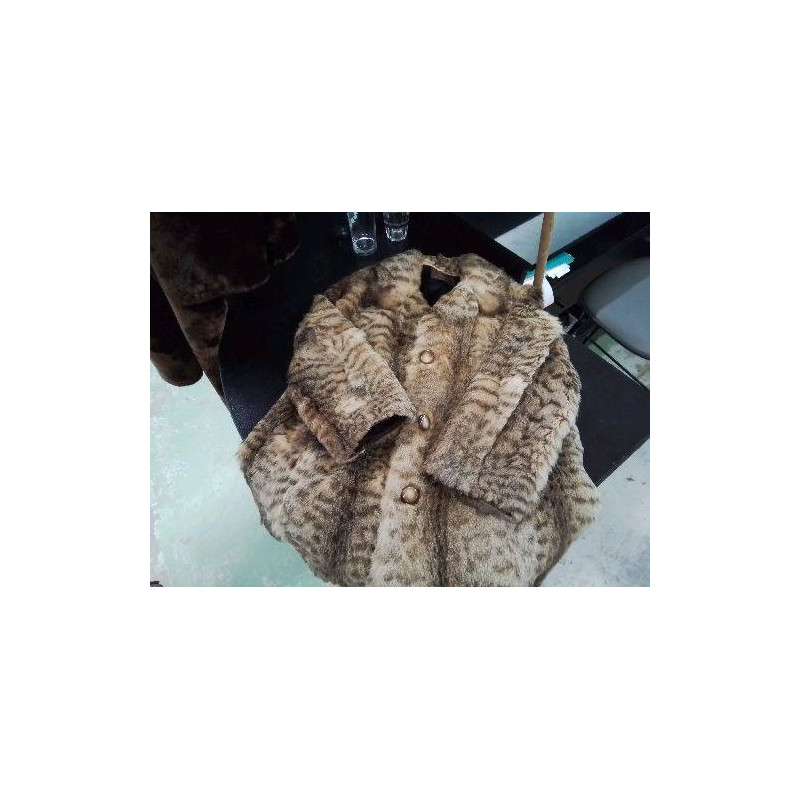 MANTEAU DE FOURRURE EN FELIN