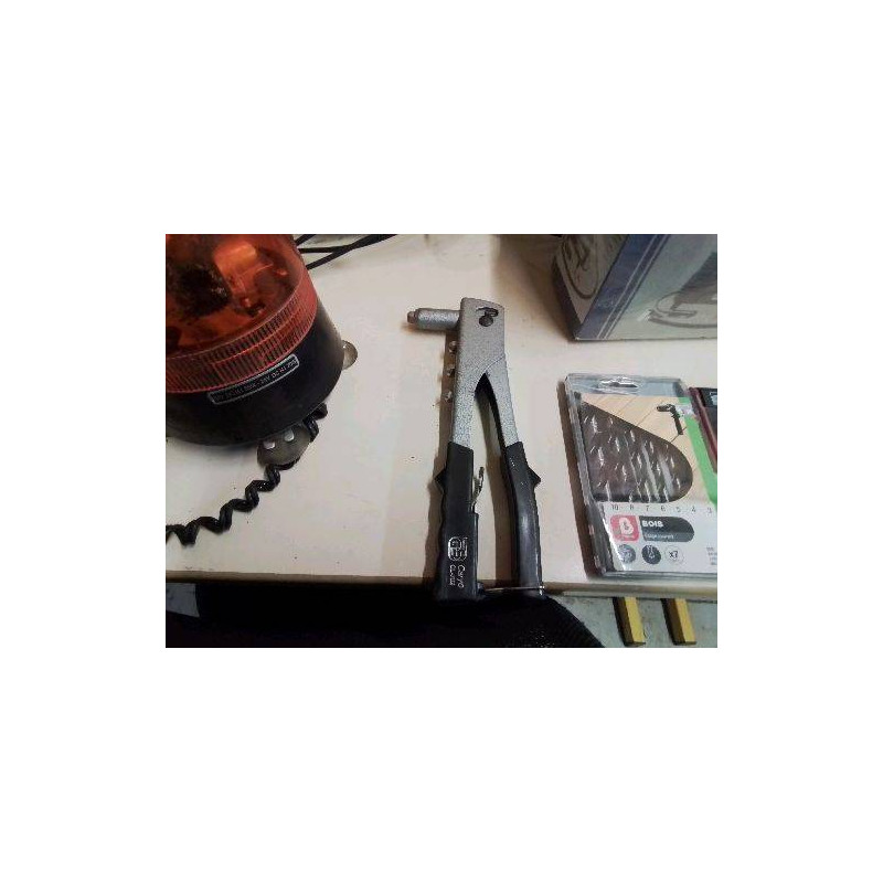 PINCE À RIVETER 