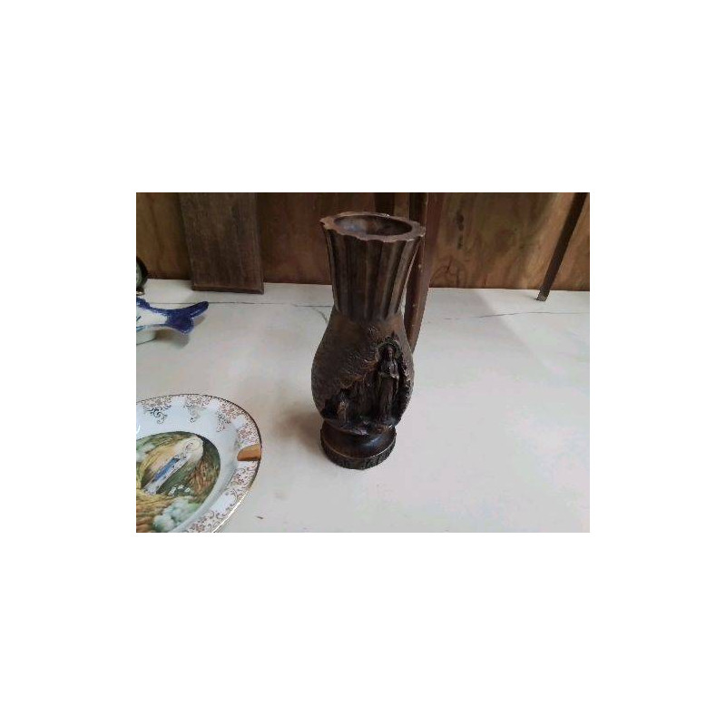 VASE RELIGIEUX SCULPTÉ 