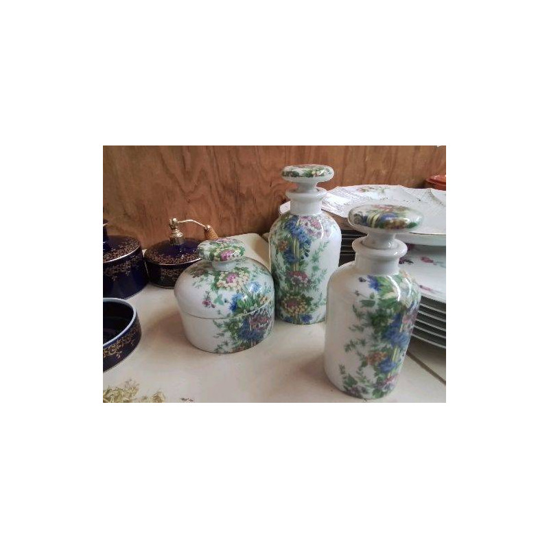 SERVICE DE TOILETTE EN PORCELAINE DE PARIS