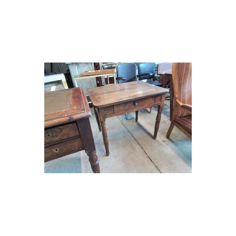 PETITE TABLE EN NOYER