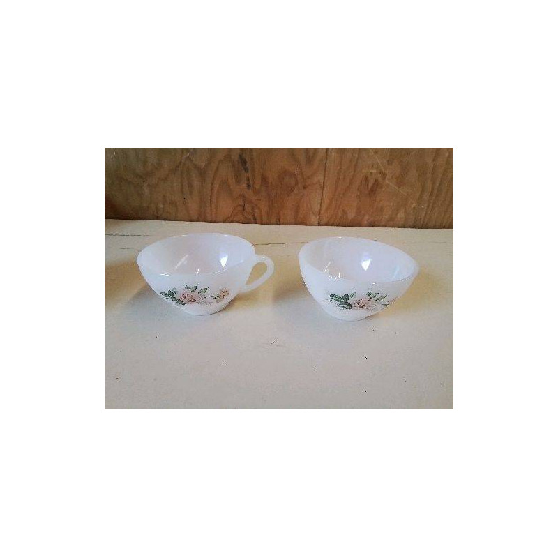 TASSE EN ARCOPAL MOTIF FLORAL 