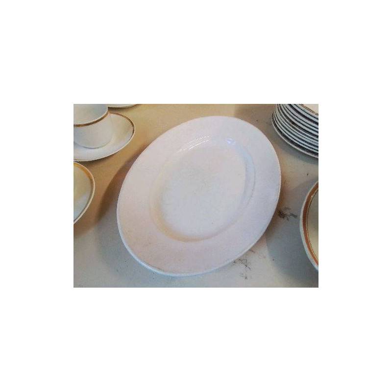 PLAT EN PORCELAINE 