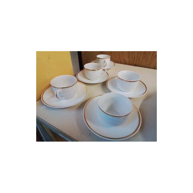 LOT DE 5 TASSES EN PORCELAINE AVEC SOUCOUPES 