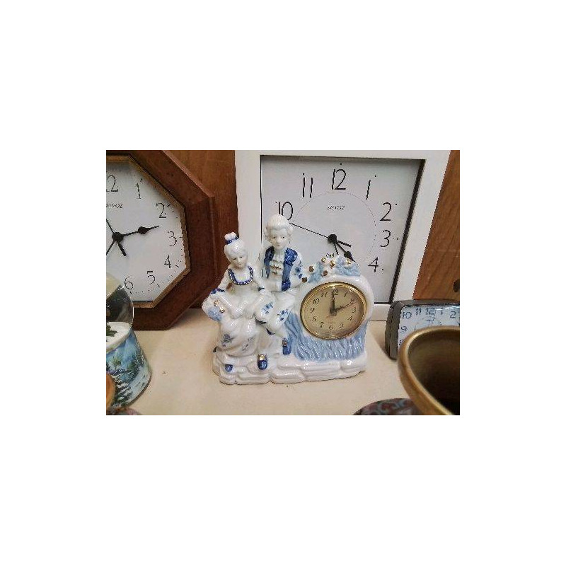 HORLOGE EN PORCELAINE