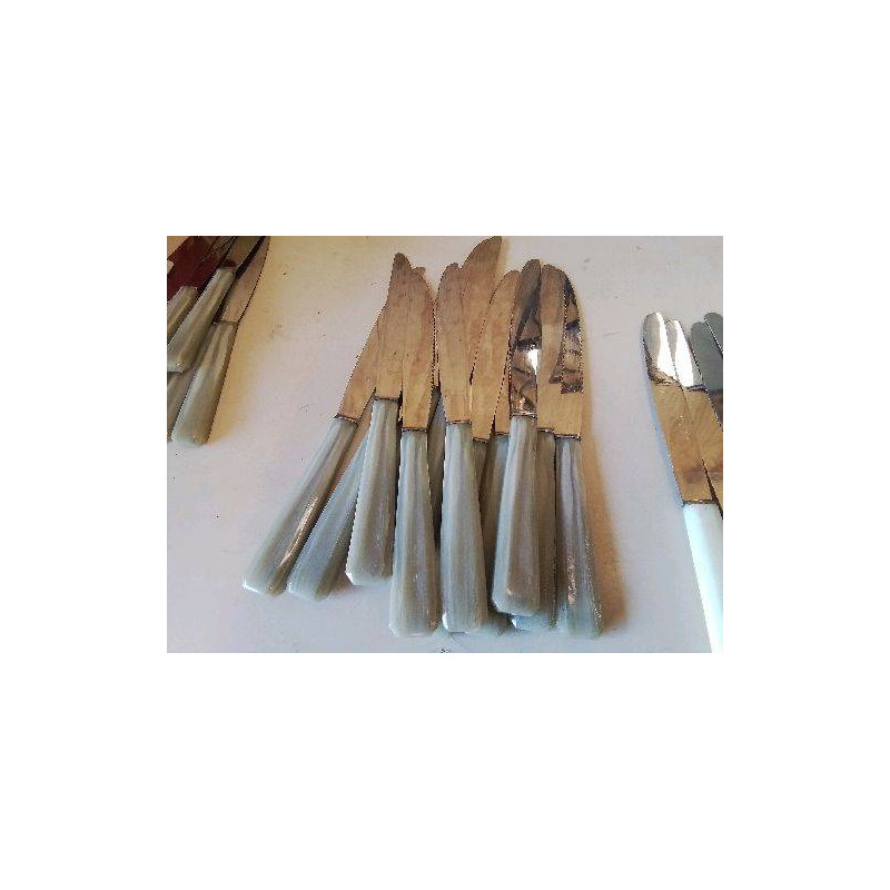 LOT DE 12 COUTEAUX EN RESINE 