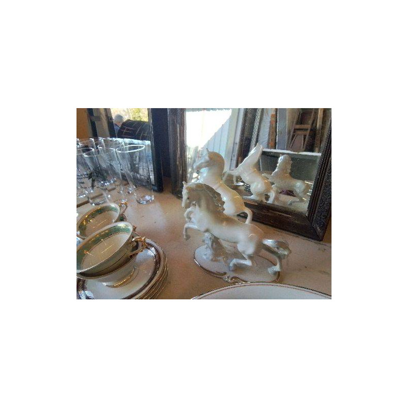 CHEVAL EN PORCELAINE 