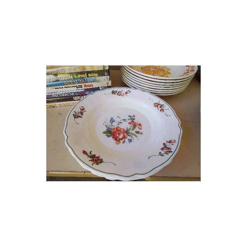 LOT DE 4 ASSIETTES ARCOPAL MOTIF FLORAL 