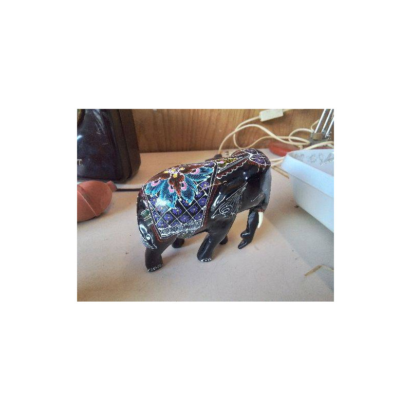 PETIT ÉLÉPHANT EN BOIS LAQUÉ 