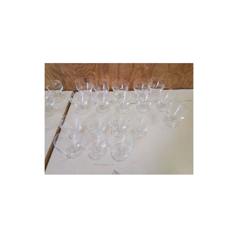 PETIT VERRE EN CRISTAL AVEC MOTIF 