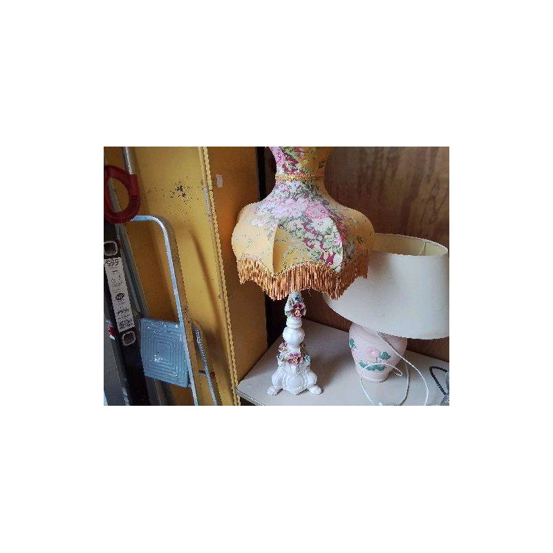 LAMPE SUR PIED EN PORCELAINE MOTIF FLORAL 