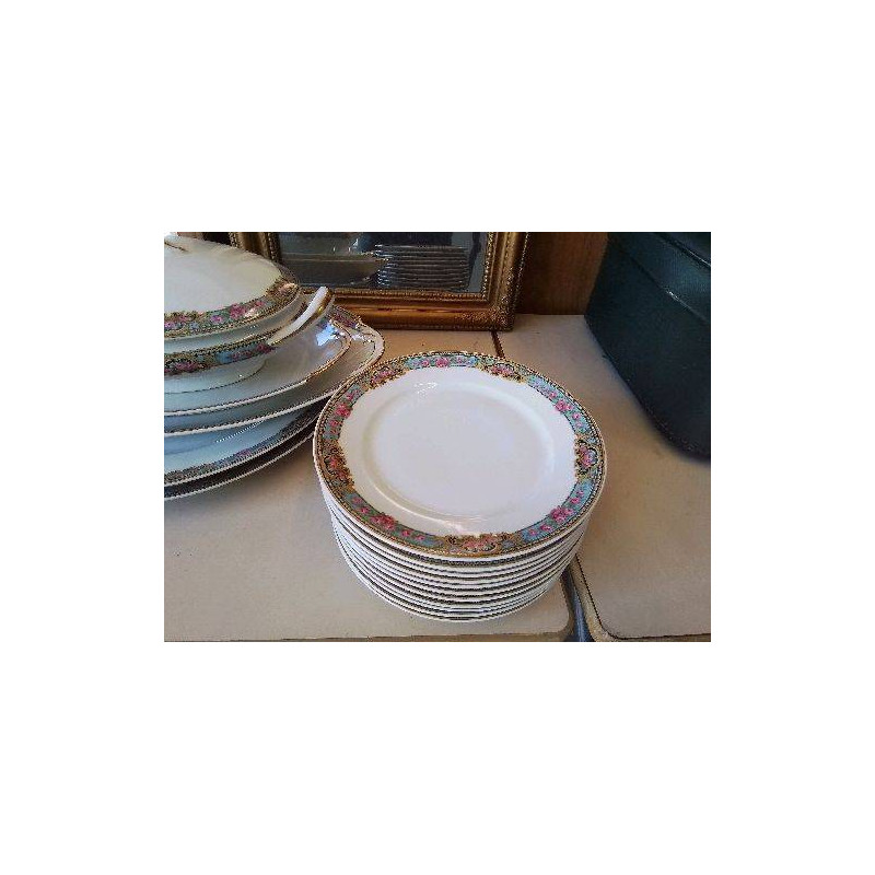 LOT D’ASSIETTES À DESSERT PORCELAINE MOTIF FLORAL