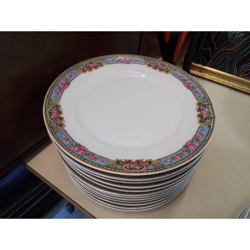 LOT D\'ASSIETTES À DESSERT PORCELAINE MOTIF FLORAL