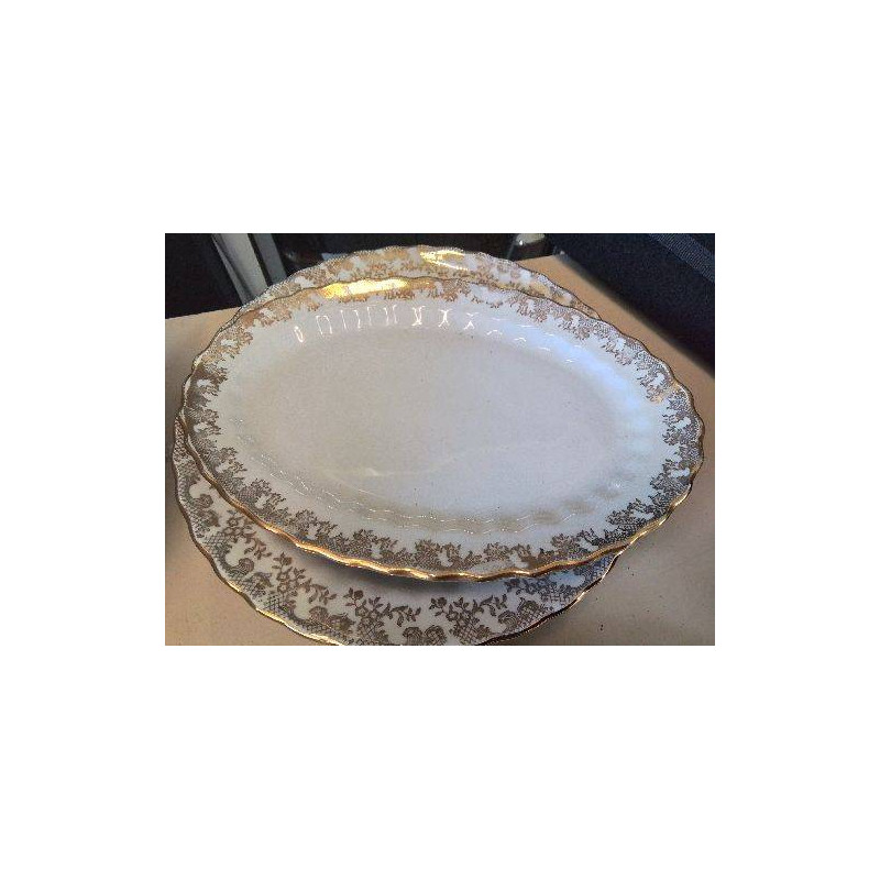 PLAT EN PORCELAINE 