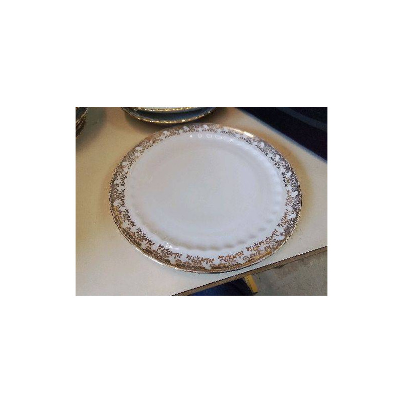 PLAT EN PORCELAINE 
