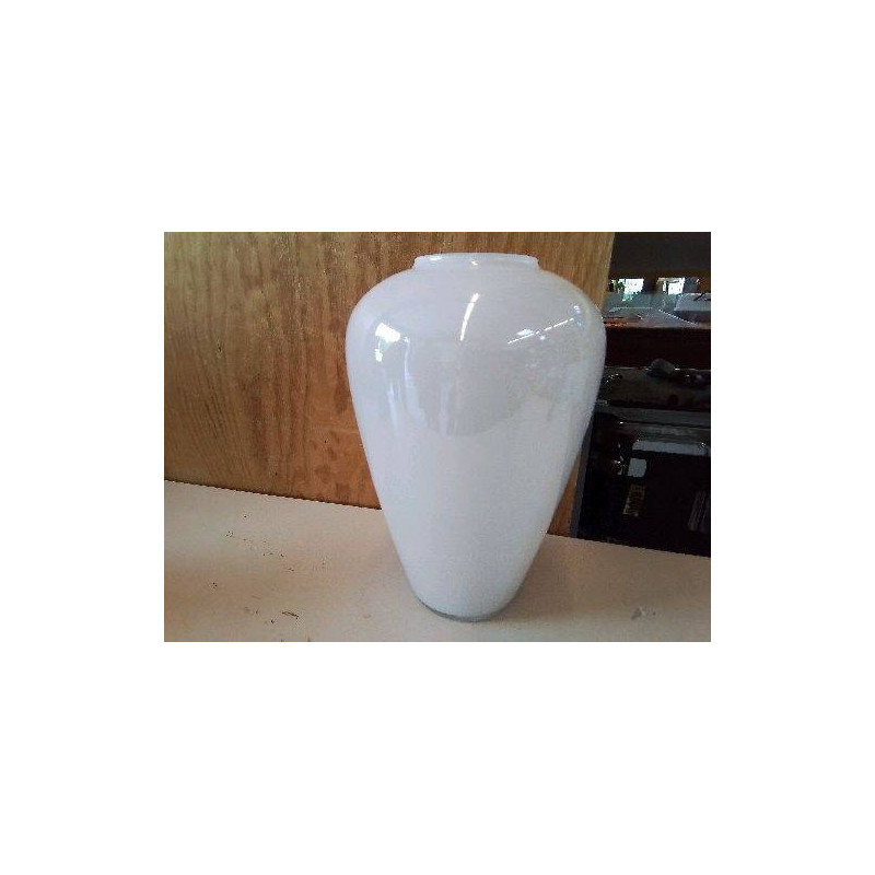 VASE EN OPALINE 