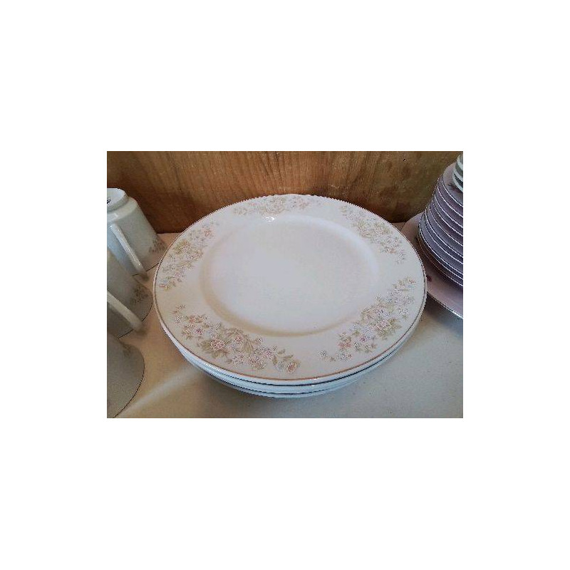 LOT DE 4 ASSIETTES PLATES MOTIF FLORAL 