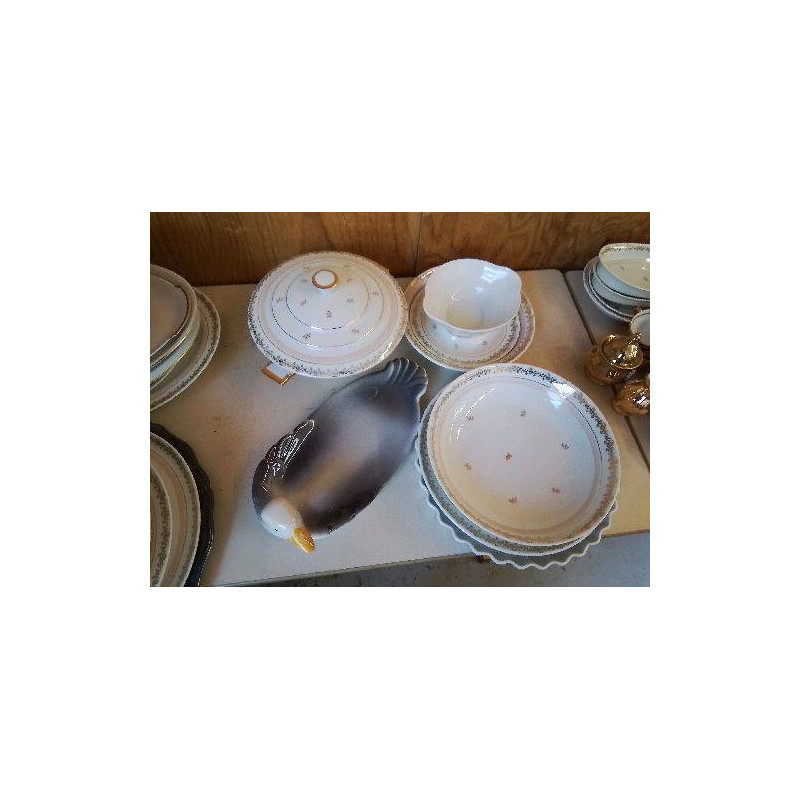 PLAT EN PORCELAINE 